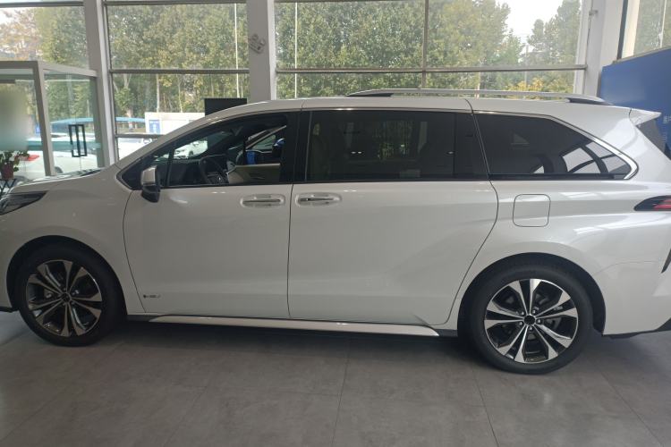 Used Toyota Granvia 2024 2.5L Hybrid Prestige ULTRA Edition Exterior 5