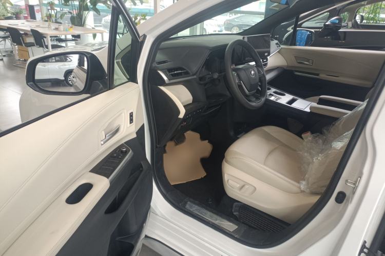 Used Toyota Granvia 2024 2.5L Hybrid Prestige ULTRA Edition Interior 2