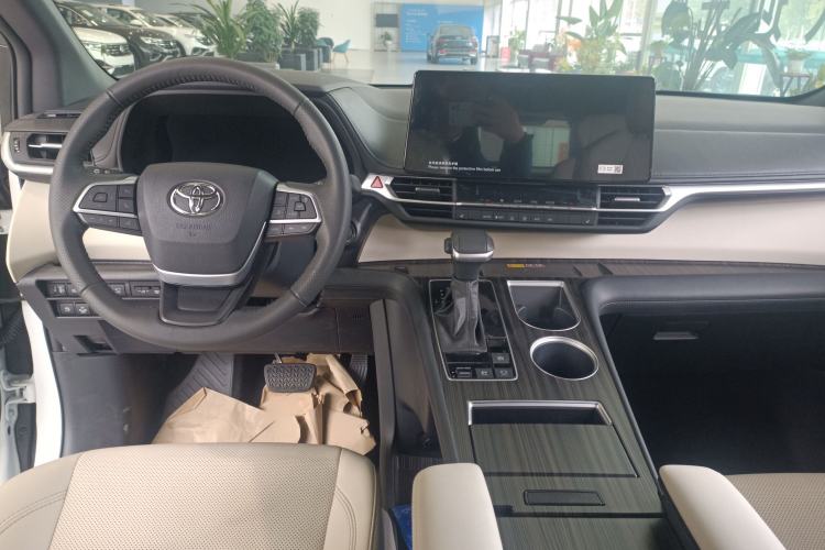 Used Toyota Granvia 2024 2.5L Hybrid Prestige ULTRA Edition Interior 3
