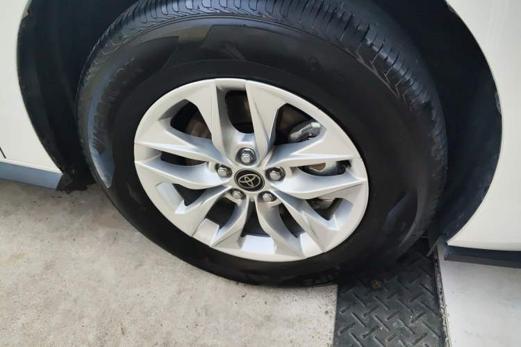 Used Toyota Granvia 2024 2.5L Hybrid Comfort Edition Right Front Wheel Hub