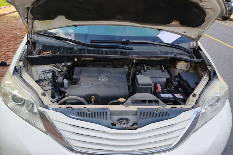 Used Toyota Granvia  Engine Bay