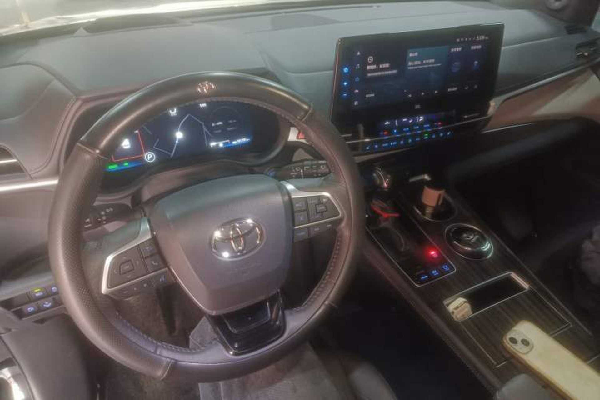Used Toyota Granvia 2022 2.5L Hybrid Flagship Edition Center Console