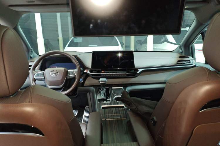 Used Toyota Granvia 2022 2.5L Hybrid Flagship Edition Center Console