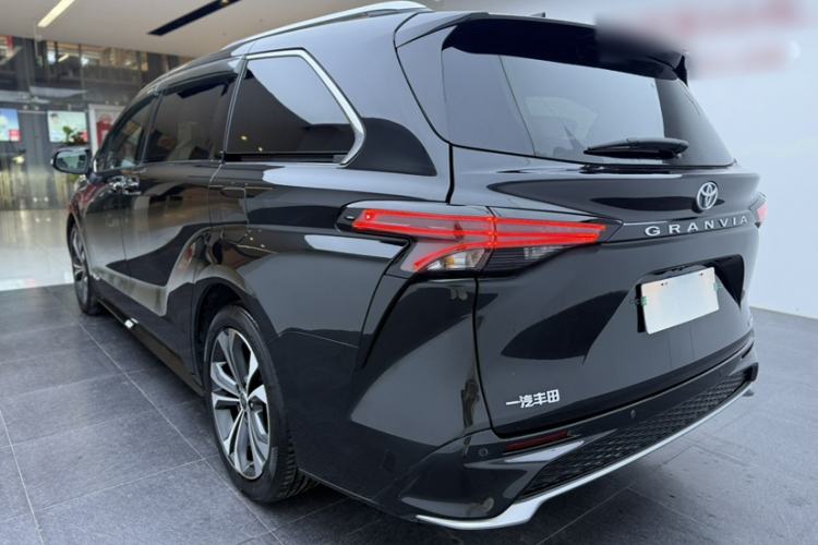 Used Toyota Granvia 2022 2.5L Hybrid Flagship Edition Exterior 1