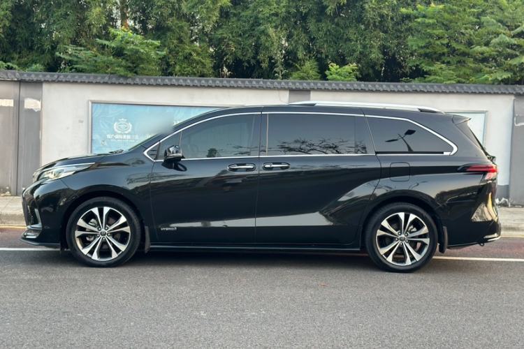 Used Toyota Granvia 2022 2.5L Hybrid Premium Edition Exterior 1