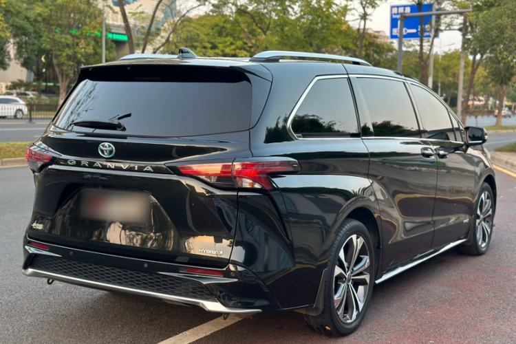 Used Toyota Granvia 2022 2.5L Hybrid Premium Edition Exterior 2