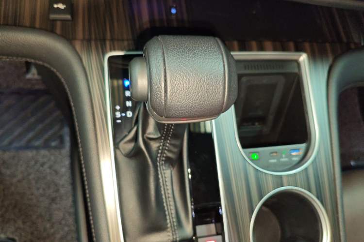Used Toyota Granvia 2022 2.5L Hybrid Flagship Edition Gear Lever