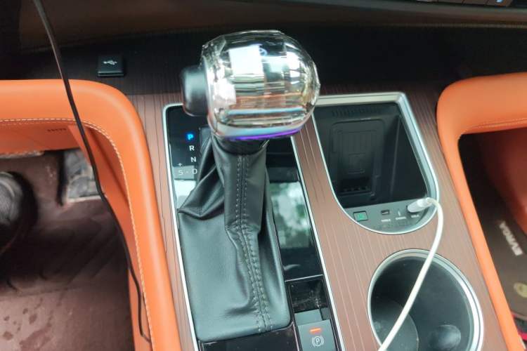 Used Toyota Granvia 2022 2.5L Hybrid Premium Edition Gear Lever