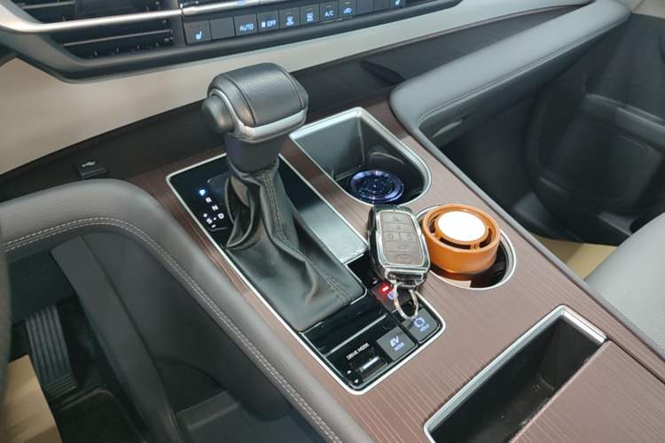 Used Toyota Granvia 2022 2.5L Hybrid Premium Edition Gear Lever