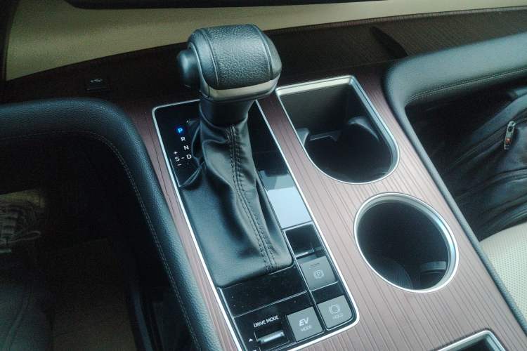 Used Toyota Granvia 2022 2.5L Hybrid Premium Edition Gear Lever