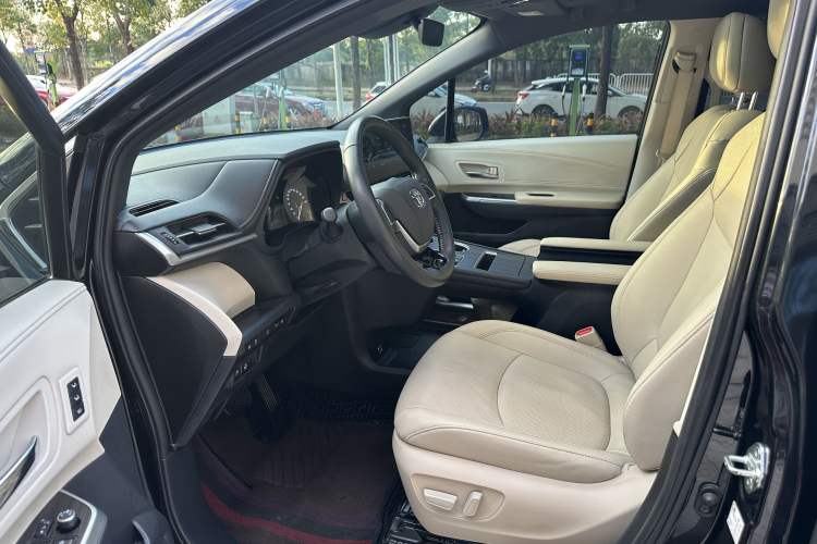 Used Toyota Granvia 2022 2.5L Hybrid Prestige Edition Interior 1