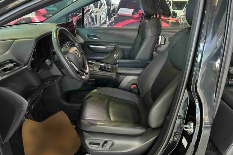 Used Toyota Granvia 2022 2.5L Hybrid Prestige Edition Interior 1