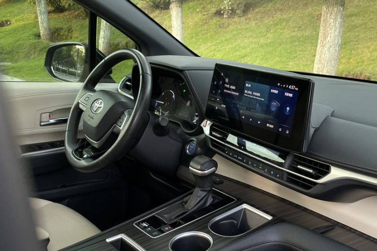 Used Toyota Granvia 2022 2.5L Hybrid Prestige Edition Interior 12