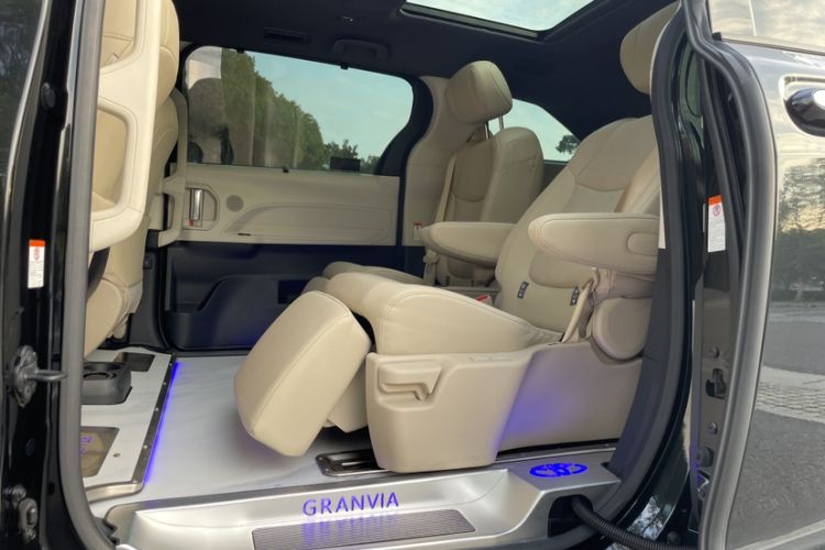 Used Toyota Granvia 2022 2.5L Hybrid Prestige Edition Interior 14