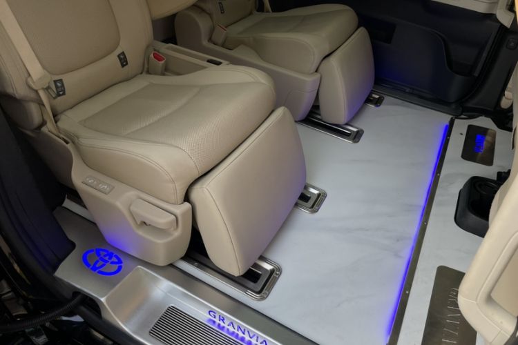 Used Toyota Granvia 2022 2.5L Hybrid Prestige Edition Interior 15