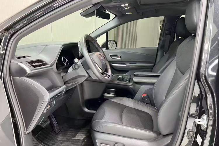 Used Toyota Granvia 2022 2.5L Hybrid Prestige Edition Interior 2