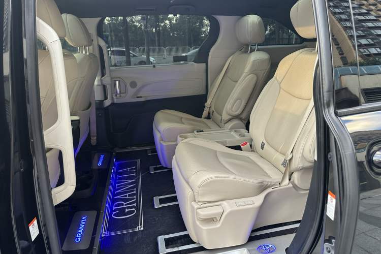 Used Toyota Granvia 2022 2.5L Hybrid Prestige Edition Interior 2