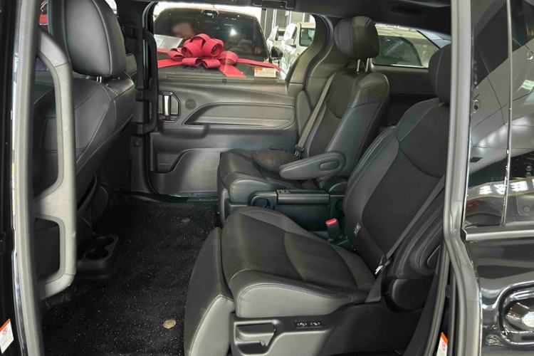 Used Toyota Granvia 2022 2.5L Hybrid Prestige Edition Interior 2