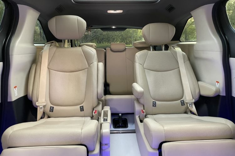 Used Toyota Granvia 2022 2.5L Hybrid Prestige Edition Interior 2