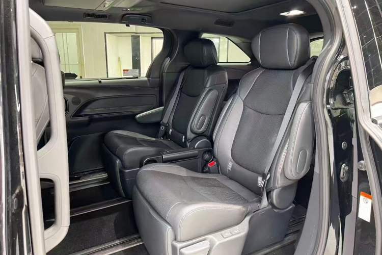 Used Toyota Granvia 2022 2.5L Hybrid Prestige Edition Interior 3