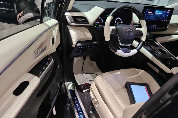 Used Toyota Granvia 2022 2.5L Hybrid Premium Edition Interior 3