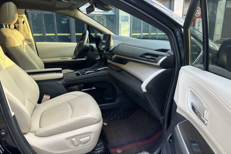 Used Toyota Granvia 2022 2.5L Hybrid Prestige Edition Interior 3