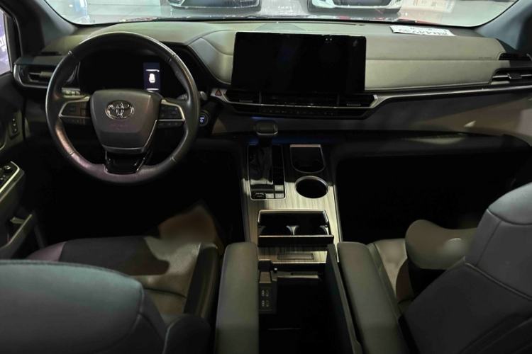 Used Toyota Granvia 2022 2.5L Hybrid Prestige Edition Interior 3