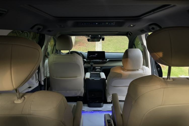 Used Toyota Granvia 2022 2.5L Hybrid Prestige Edition Interior 3