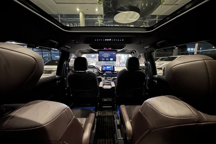 Used Toyota Granvia 2022 2.5L Hybrid Flagship Edition Interior 4