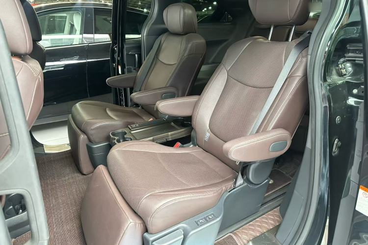 Used Toyota Granvia 2022 2.5L Hybrid Flagship Edition Interior 4