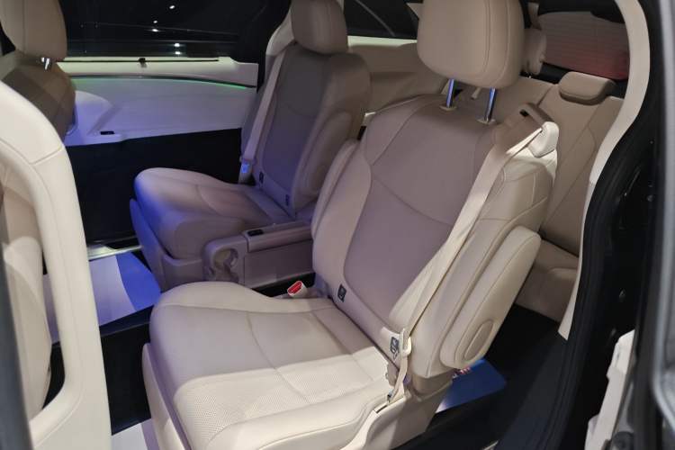Used Toyota Granvia 2022 2.5L Hybrid Premium Edition Interior 4