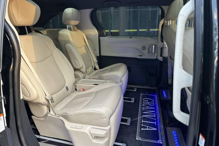 Used Toyota Granvia 2022 2.5L Hybrid Prestige Edition Interior 4