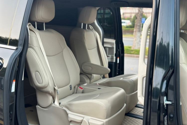 Used Toyota Granvia 2022 2.5L Hybrid Premium Edition Interior 4