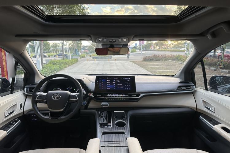 Used Toyota Granvia 2022 2.5L Hybrid Prestige Edition Interior 6