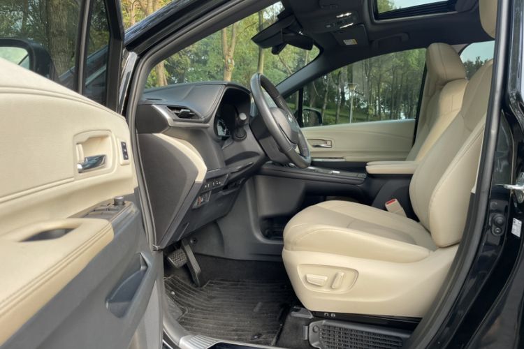 Used Toyota Granvia 2022 2.5L Hybrid Prestige Edition Interior 6