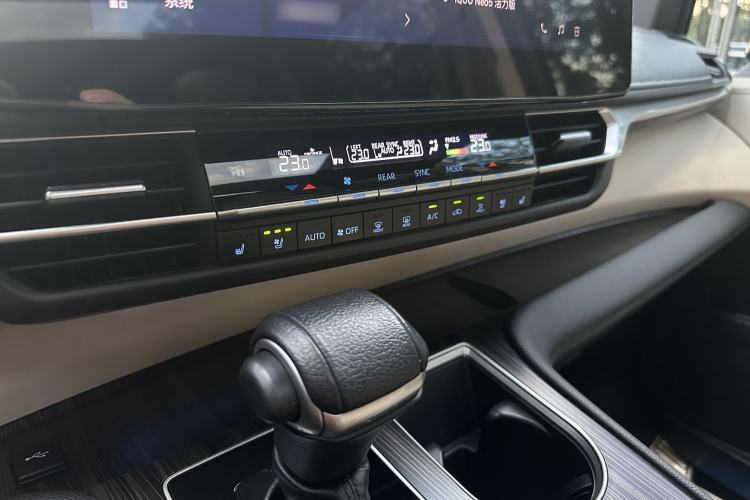 Used Toyota Granvia 2022 2.5L Hybrid Prestige Edition Interior 7