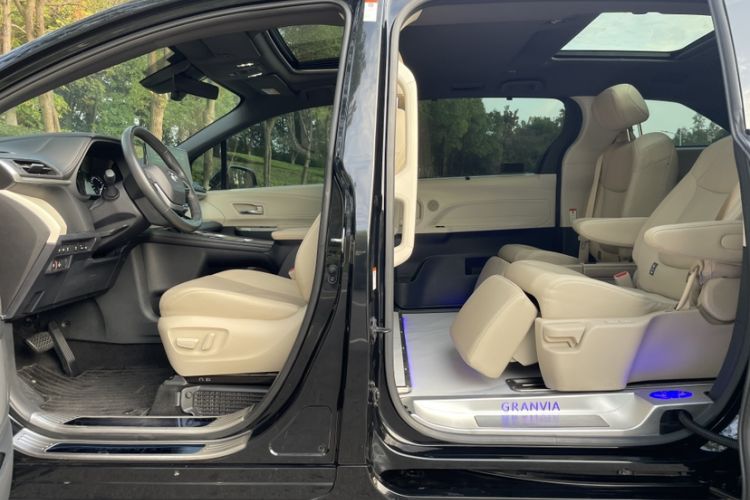 Used Toyota Granvia 2022 2.5L Hybrid Prestige Edition Interior 7