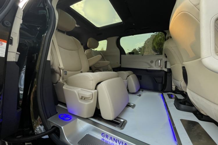 Used Toyota Granvia 2022 2.5L Hybrid Prestige Edition Interior 8