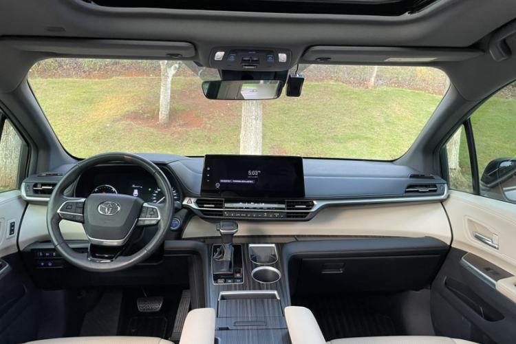 Used Toyota Granvia 2022 2.5L Hybrid Prestige Edition Interior 9