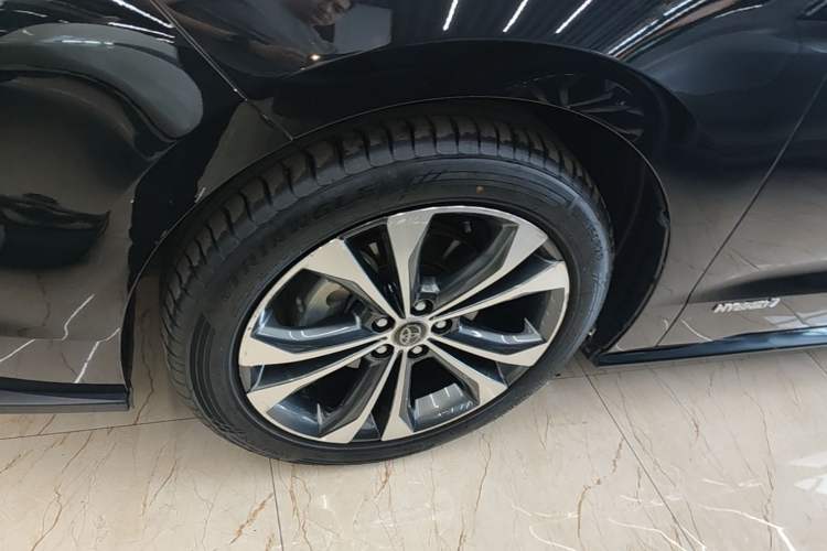 Used Toyota Granvia 2022 2.5L Hybrid Premium Edition Left Front Wheel Hub