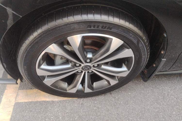 Used Toyota Granvia 2022 2.5L Hybrid Premium Edition Left Front Wheel Hub