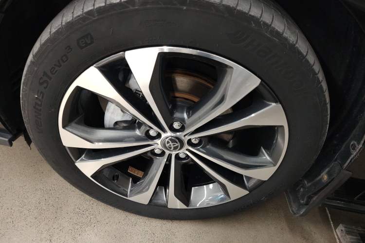 Used Toyota Granvia 2022 2.5L Hybrid Premium Edition Left Front Wheel Hub