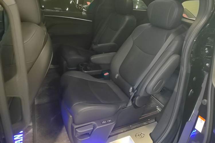 Used Toyota Granvia 2022 2.5L Hybrid Prestige Edition Left Rear Seat