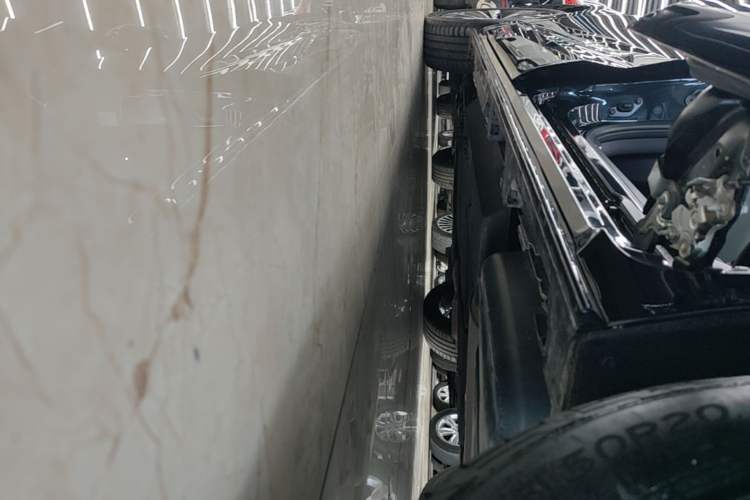 Used Toyota Granvia 2022 2.5L Hybrid Premium Edition Left Side Sill