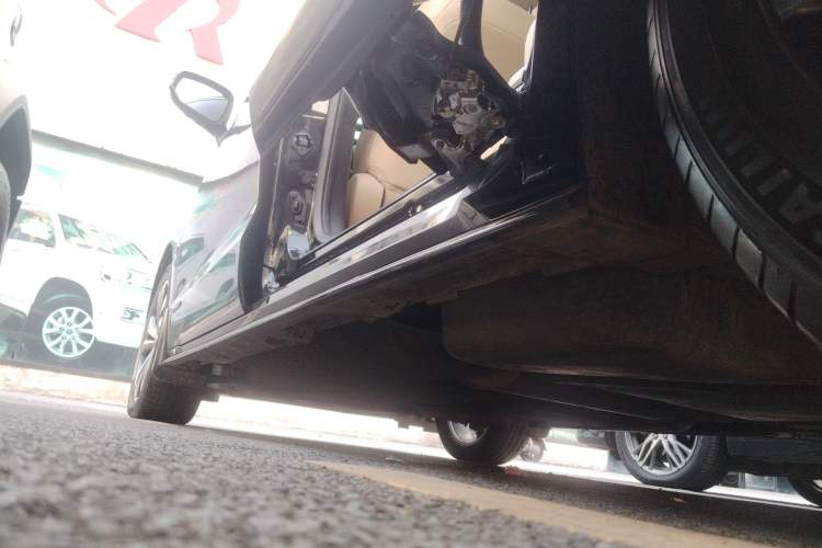 Used Toyota Granvia 2022 2.5L Hybrid Premium Edition Left Side Sill
