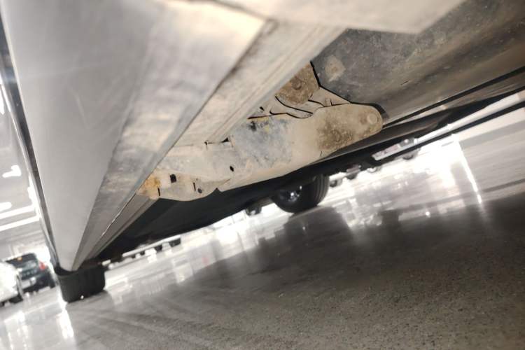 Used Toyota Granvia 2022 2.5L Hybrid Premium Edition Left Side Sill