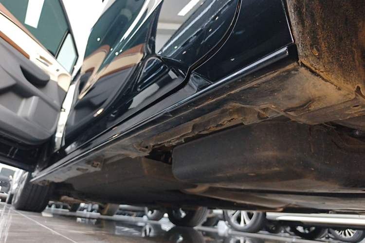 Used Toyota Granvia 2022 2.5L Hybrid Premium Edition Left Side Sill