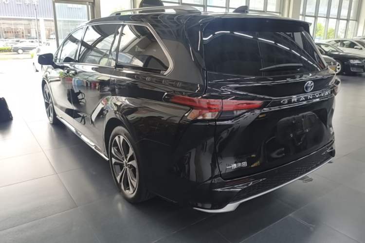 Used Toyota Granvia 2022 2.5L Hybrid Flagship Edition Rear Left 45 Deg