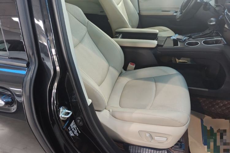 Used Toyota Granvia 2022 2.5L Hybrid Prestige Edition Right Front Seat