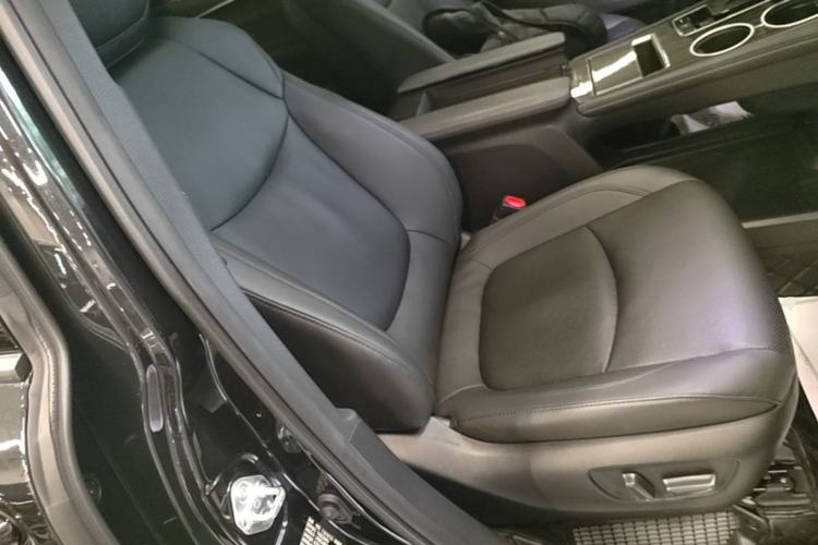 Used Toyota Granvia 2022 2.5L Hybrid Prestige Edition Right Front Seat